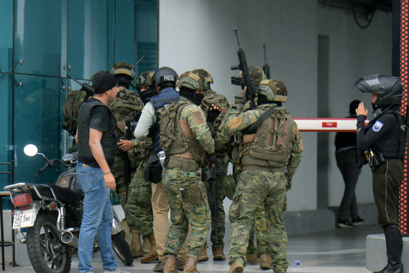 Las fuerzas de seguridad ecuatorianas ingresan a las instalaciones del canal de televisión TC de Ecuador después de que hombres armados no identificados irrumpieran en el estudio de televisión estatal en vivo