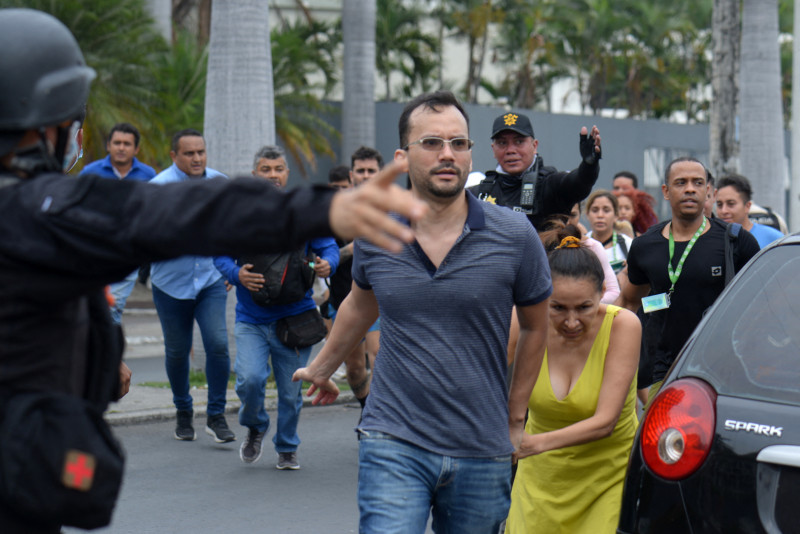 El presidente ecuatoriano Daniel Noboa declaró en estado de emergencia el país tras la fuga de prisión de un peligroso jefe narco.