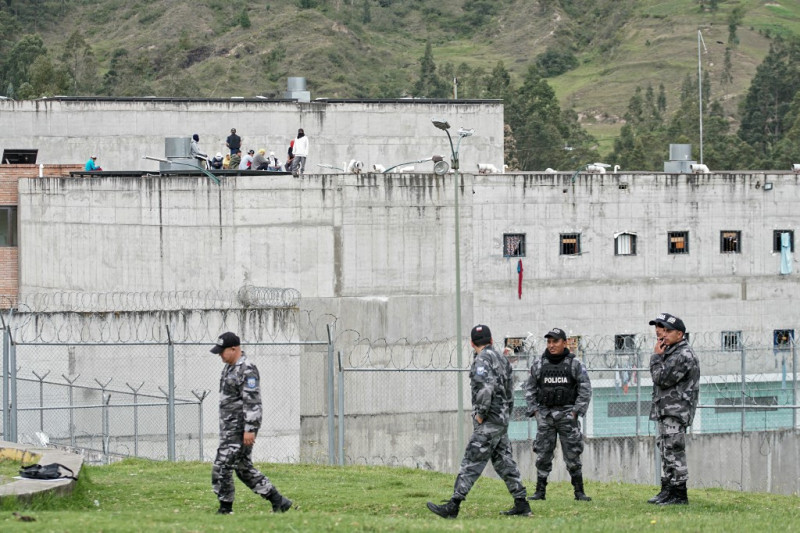 Fuerzas policiales montan guardia en el exterior de la prisión de Turi mientras los reclusos retienen a los guardias de la prisión como rehenes, en Cuenca, Ecuador, el 8 de enero de 2024