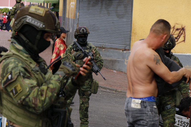Miembros de las Fuerzas Armadas revisan a un hombre durante un operativo para proteger la seguridad civil en Quito, el 10 de enero de 2024