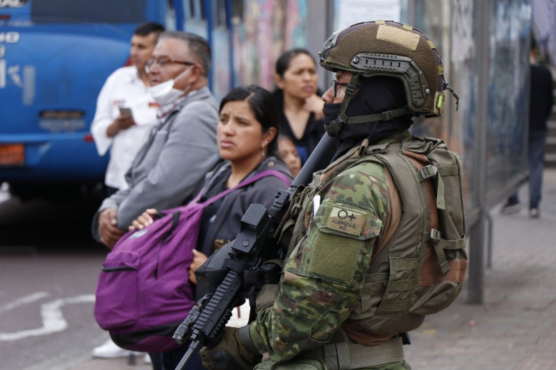 Un miembro de las Fuerzas Armadas en Quito