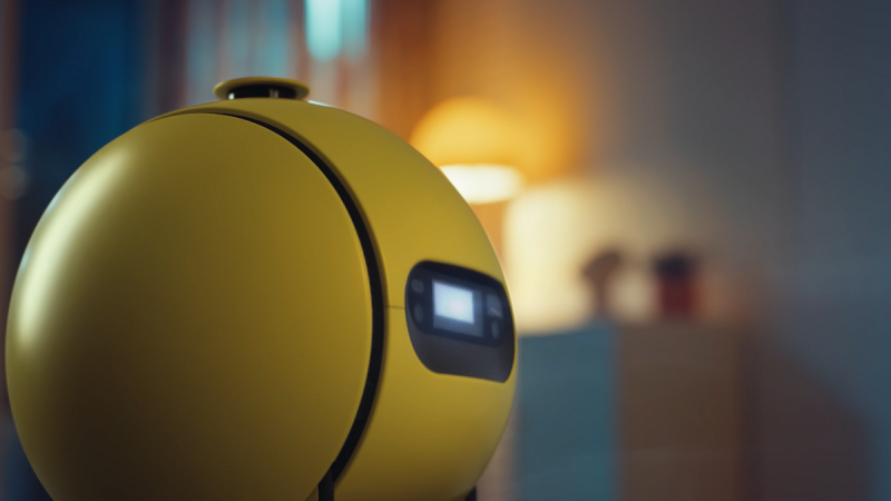 Ballie, el robot doméstico con IA de Samsung, vino renovado. Actúa como asistente personal, se mueve de forma autónoma para realizar diversas tareas, se conecta a electrodomésticos y los administra, envía actualizaciones en video de mascotas o seres queridos a los dispositivos de los usuarios, proyecta vídeos en la pared o el suelo y más.