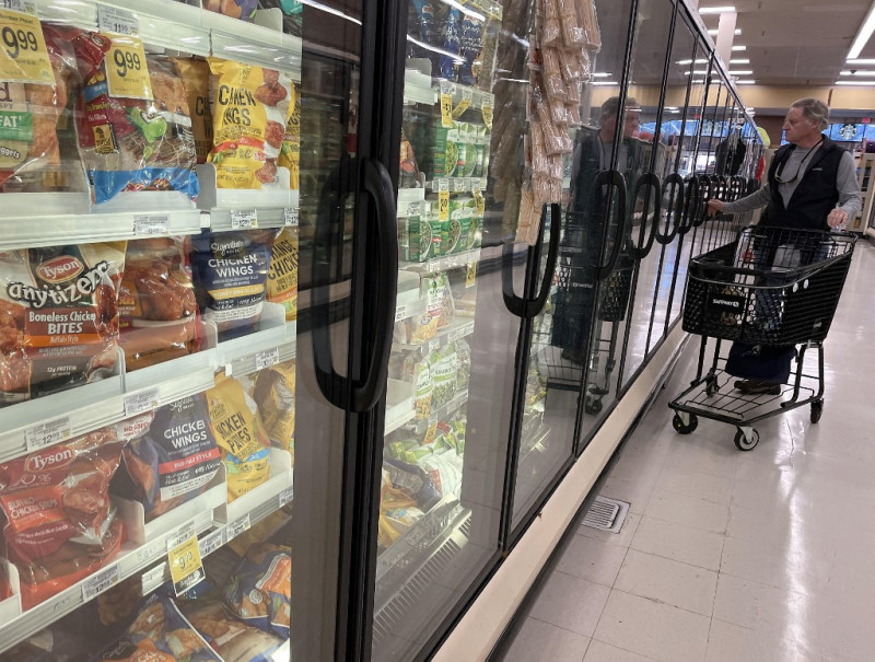 Un cliente compra alimentos congelados en una tienda de comestibles el 12 de diciembre de 2023 en San Anselmo, California.
