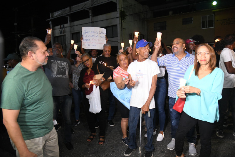 Ciudadanos protestan fuera del Palacio de Justicia