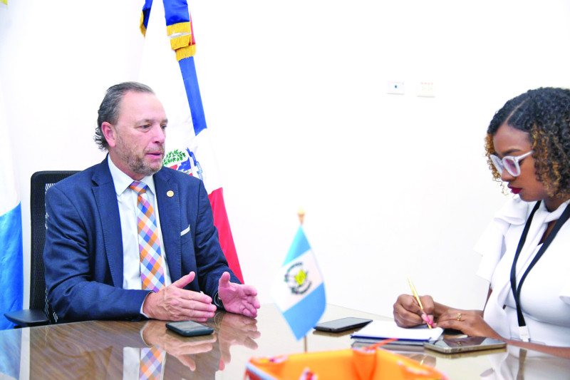 El embajador de Guatemala en República Dominicana, Javier Antonio Zepeda, conversa con Nayeli Reyes.