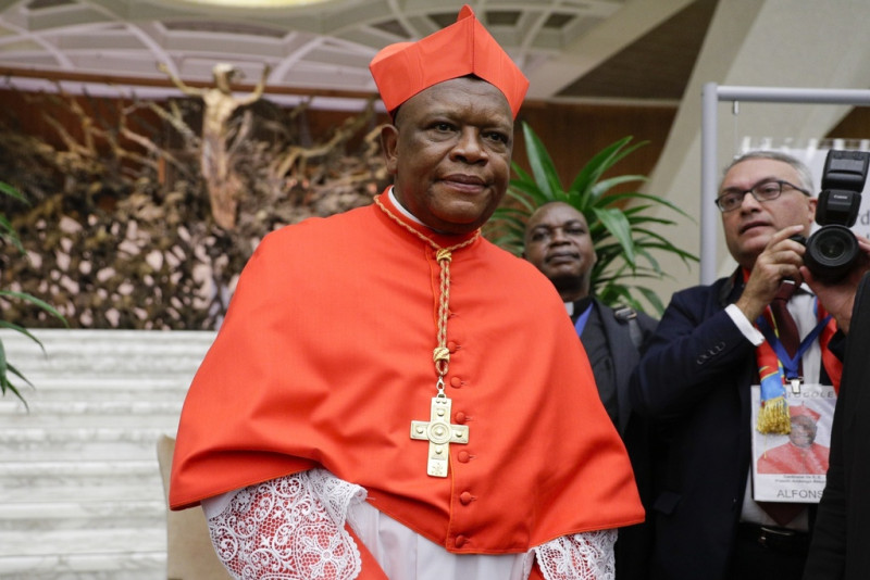 El cardenal Fridolin Among Besungu