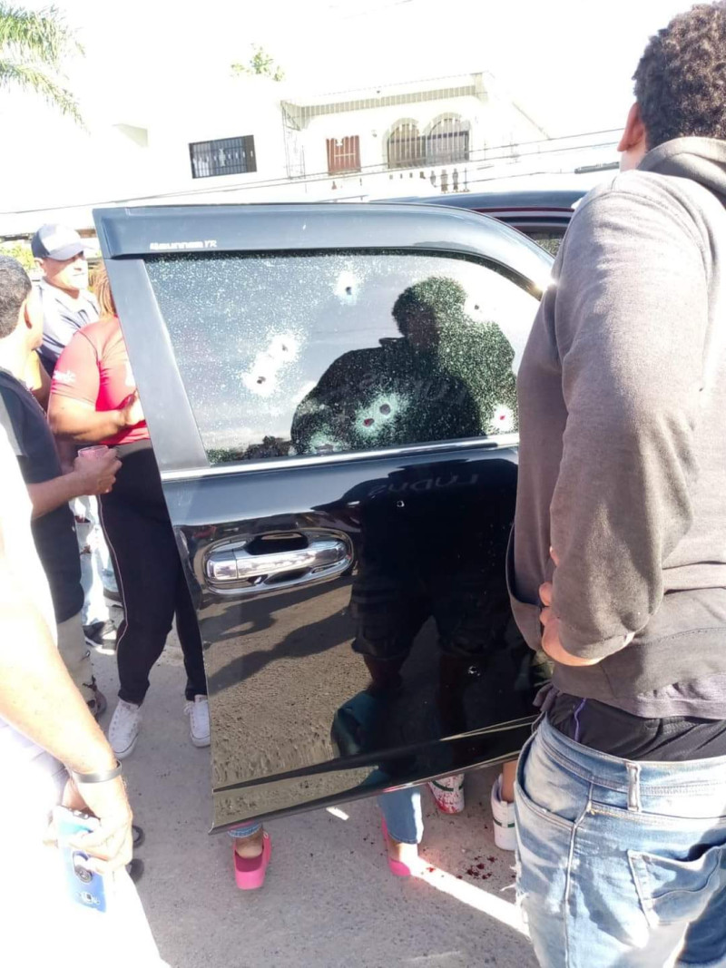 Testigos afirman que dos grupos armadas dispararon al vehículo.