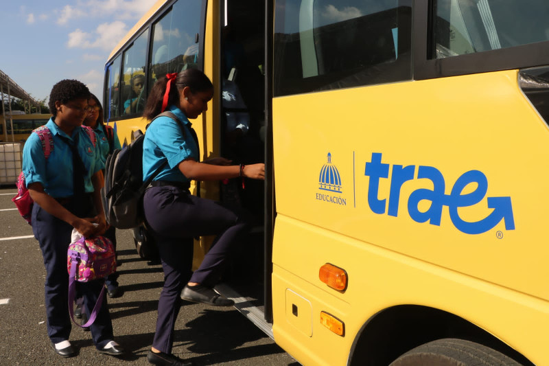 El programa de "Transporte Escolar" para la demarcación 15-05 cuenta con 6 rutas escolares por Santo Domingo Oeste y 26 unidades