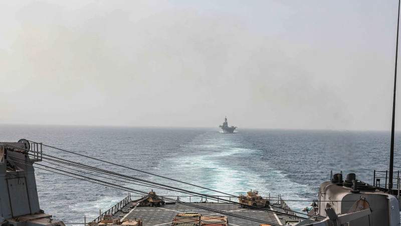 El buque de desembarco anfibio USS Carter Hall y el buque de asalto anfibio USS Bataan transitan por el estrecho de Bab al-Mandeb el 9 de agosto de 2023.