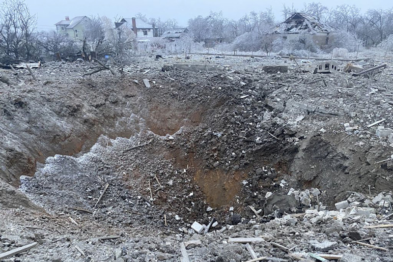 En esta imagen de achivo, distribuida por el Servicio de Emergencias de Ucrania, muestra la secuela de un ataque ruso en Novomoskovsk, Ucrania, el 8 de enero de 2024
