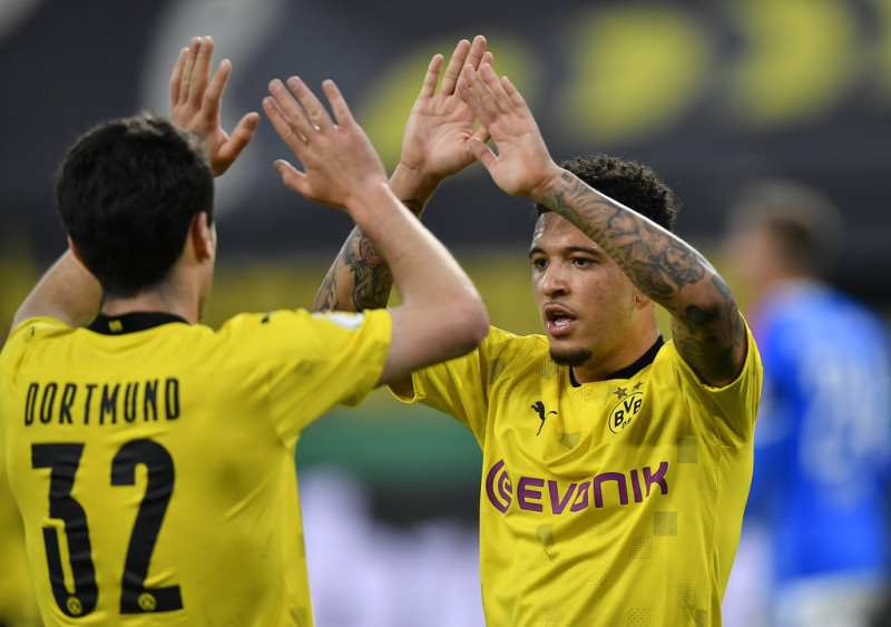 Jadon Sancho celebra tras anotar un gol para Borussia Dortmund en la semifinal de la Copa de Alemania contra Holstein Kiel, el sábado 1 de mayo de 2021, en Dortmund