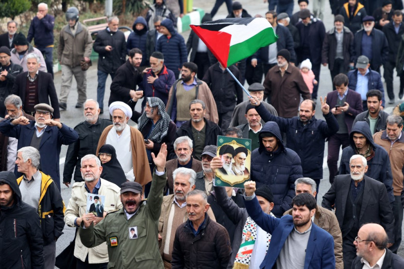 Los iraníes llevan una bandera palestina