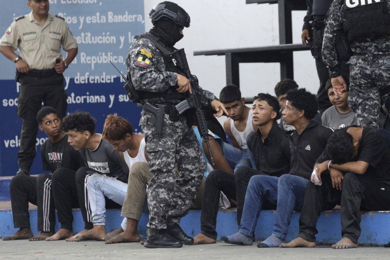 Los detenidos identificados por la policía como los hombres armados que irrumpieron en la estación TC Televisión durante una transmisión en vivo el día anterior, son presentados a la prensa en la sede de la policía en Guayaquil, Ecuador, el miércoles 10 de enero de 2024.