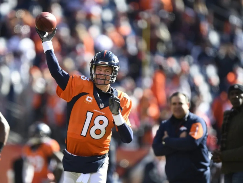 Peyton Manning lanza un balón en medio de un partido.