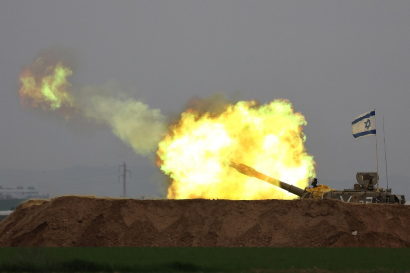 Esta imagen muestra un disparo de artillería israelí hacia Gaza en medio de los continuos combates entre Israel y el grupo militante Hamás