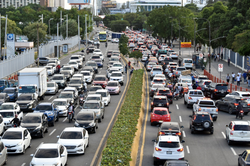 La población sufre cada día el gran congestionamiento del tránsito en las vías públicas.