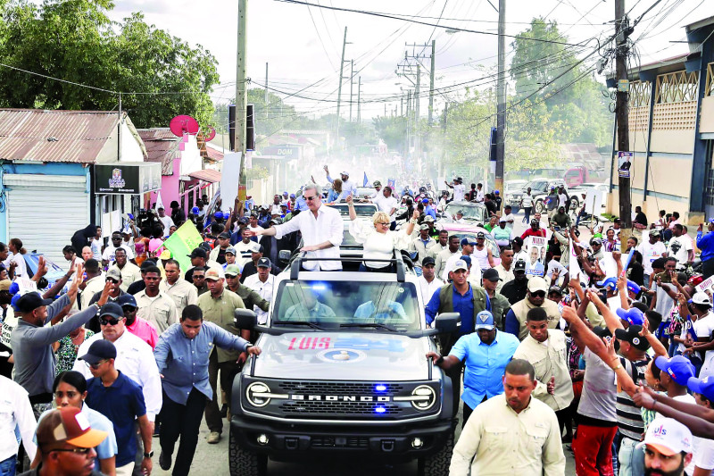 El candidato presidencial del PRM, Luis Abinader, encabezó ayer una caravana en San Juan, en apoyo a los candidatos a cargos electorales en el municipio capital.