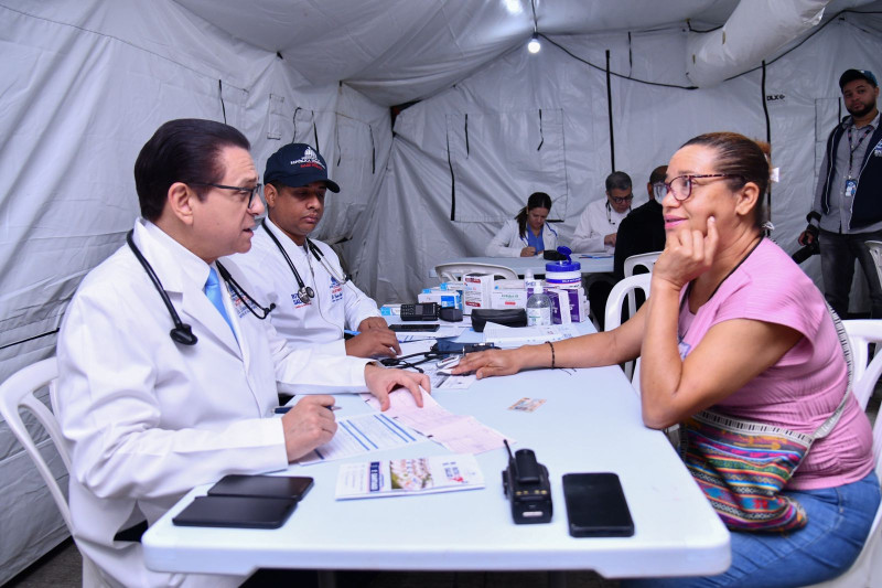 El ministro Daniel Rivera encabezó la Ruta de la Salud realizada en Santiago.