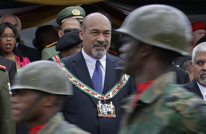 El presidente de Surinam, Desi Bouterse, asiste a un desfile militar tras su ceremonia de juramentación en Paramaribo.