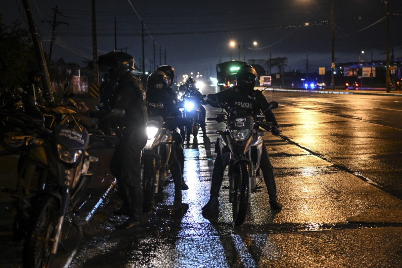 Miembros de una unidad especial motorizada de la Policía Nacional participan en una persecución tras la fuga de varios presos de la penitenciaría del Litoral en Guayaquil, Ecuador, el 13 de enero de 2024.