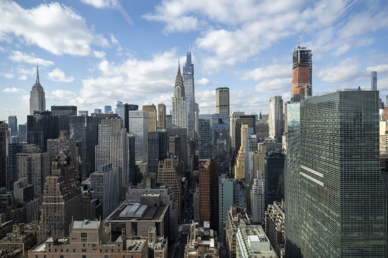 El Empire State Building, el Chrysler Building y el One Vanderbilt se ven entre otros edificios del centro de Manhattan el 11 de enero de 2024 en Nueva York.