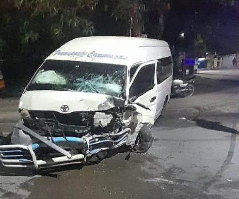 El minibús tras el accidente de Verón-Punta Cana