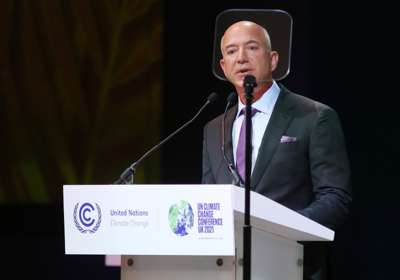 Jeff Bezos, fundador y presidente ejecutivo de Amazon, durante su discurso en la sesión Acción sobre los bosques y el uso de la tierra en la Conferencia de las Naciones Unidas sobre el Cambio Climático. (COP26) en Glasgow, Reino Unido, el 2 de noviembre de 2021. EFE/EPA/ROBERT PERRY