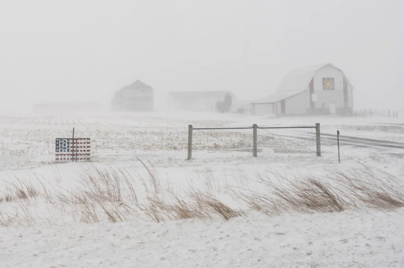 Vista de una granja durante una tormenta de nieve cerca de Galva, Iowa, el 13 de enero de 2024.