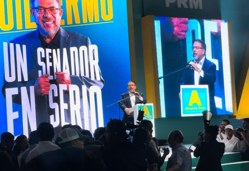 Guillermo Moreno sosteniendo discurso en la proclanmación como senador.