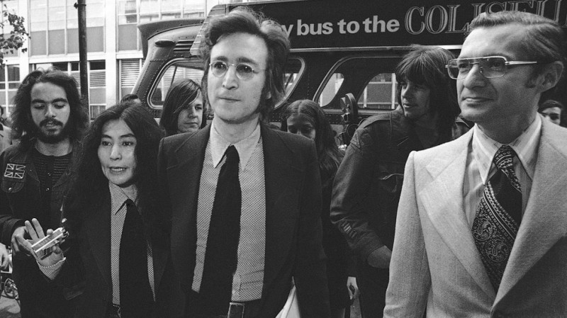 De izquierda a derecha, Yoko Ono, el ex Beatle John Lennon y el abogado Leon Wildes salen del Servicio de Inmigración y Naturalización, en 20 West Broadway, el 16 de marzo de 1972, en Nueva York. Wildes, un destacado abogado de inmigración mejor conocido por su histórica lucha de años en la década de 1970 para evitar que John Lennon fuera deportado y permitir que el ex Beatle recibiera la residencia permanente en los EE. UU., murió el lunes 8 de enero de 2024 en el Hospital Lenox Hill. en Nueva York. Tenía 90 años.