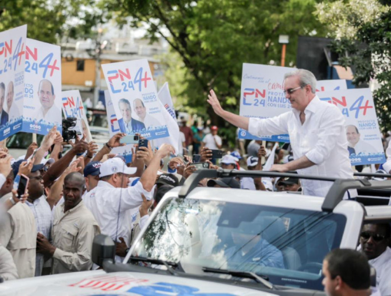 Miles de personas desfilaron la tarde de este domingo en la caravana del Partido Revolucionario Moderno en Santiago, donde el presidente Luis Abinader