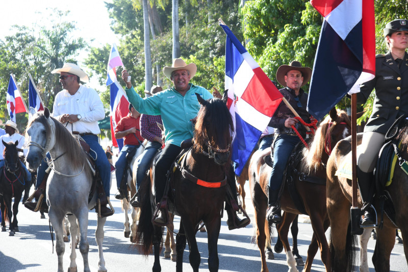 Fotografía muestra hilera de caballos por la cabalgata por la Patria en conmemoración al 211 aniversario del natalicio de Juan Pablo Duarte.