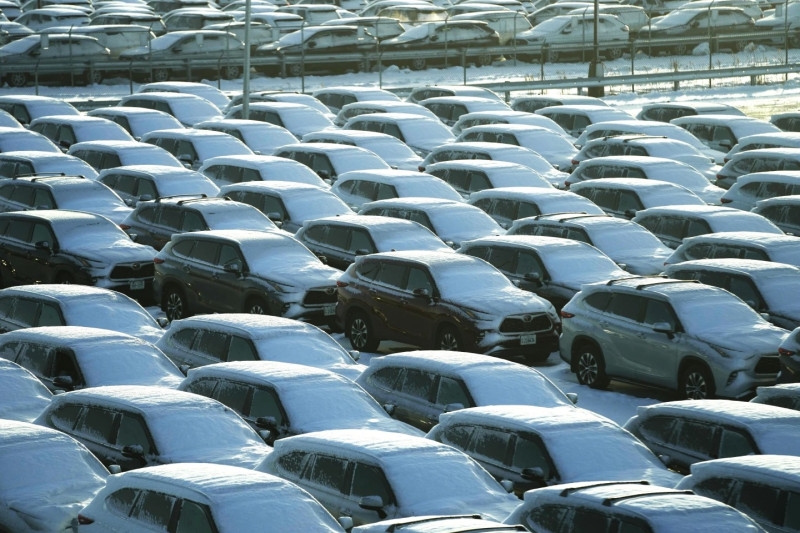 Nieve cubre vehículos en el estacionamiento de un negocio de alquiler vehicular en el Aeropuerto Internacional O'Hare, en Chicago, el domingo 14 de enero del 2024.