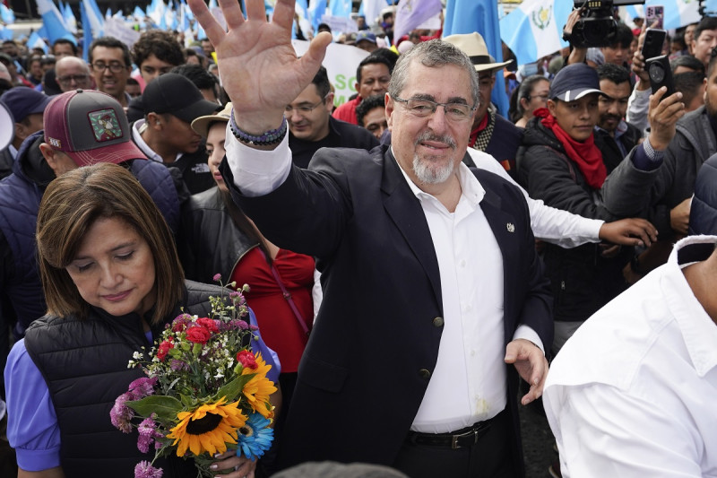 El presidente electo Bernardo Arévalo saluda a la cabeza de una marcha contra la interferencias gubernamentales en las elecciones que ganó en agosto.