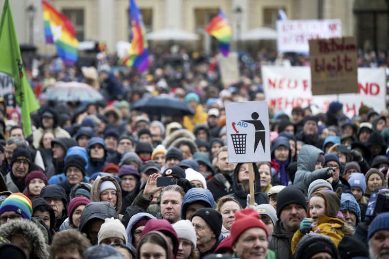 Miles de personas se manifiestan en la plaza Alter Markt contra la ultraderecha, en Potsdam, cerca de Berlín, Alemania, ayer 14 de enero de 2024.