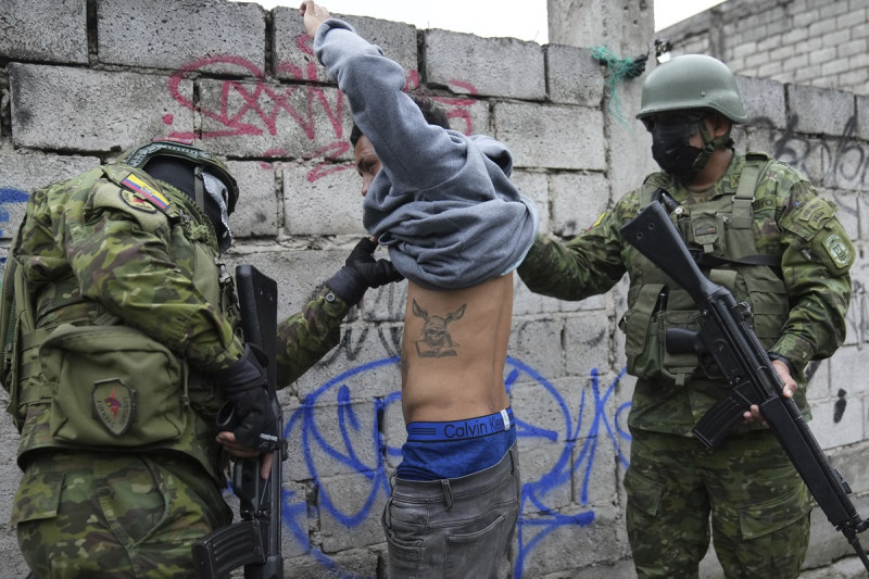 Militares detienen momentáneamente a un joven para revisar si lleva tatuajes relacionados a las pandillas mientras patrullan el sur de Quito, el viernes pasado.