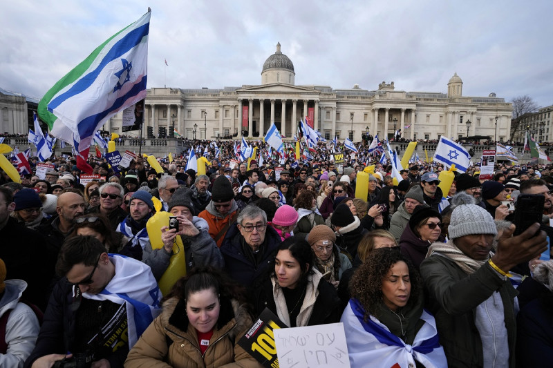 Manifestantes se reúnen para respaldar a Israel al conmemorarse el 100mo día desde que Hamás ingresó a territorio israelí, el domingo 14 de enero de 2024, en Londres.