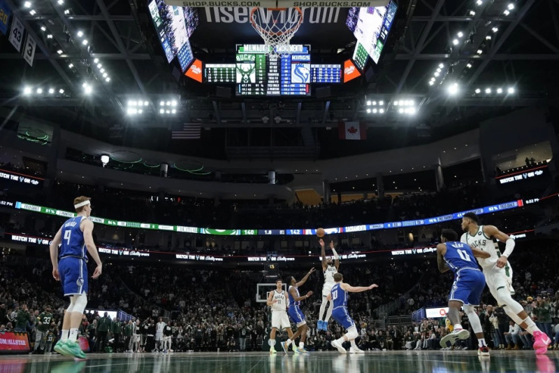 Damian Lillard, de los Bucks de Milwaukee, lanza un triple decisivo en el tiempo extra con el que su equipo se impuso a los Kings de Sacramento.