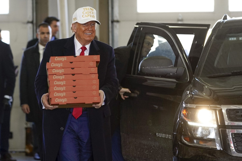 El expresidente Donald Trump llega a entregar pizza al Departamento de Bomberos de Waukee, Iowa, el domingo 14 de enero de 2024.