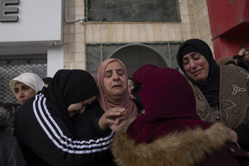 Palestinas lloran luego de ver por última vez el cuerpo de Suleiman Kanan, de 17 años, durante su funeral en Bir Zeit, Cisjordania, el lunes 15 de enero de 2024.