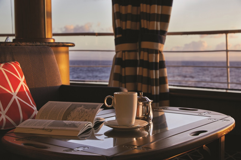 Silversea Cruises sirve el té en salones públicos con vistas del mar.