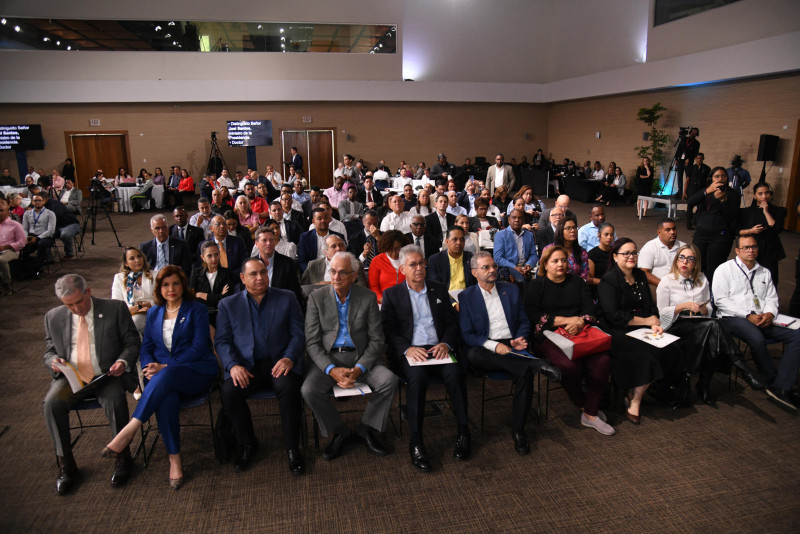 Invitados especiales y parte de los asistentes al Foro sobre Movilidad Urbana.