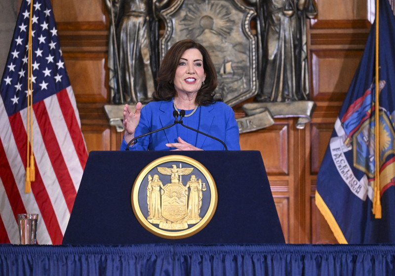 La gobernadora de  Nueva York, Kathy Hochul, presenta su presupuesto en el Capitolio estatal, Albany, Nueva York, martes 16 de enero de 2024.