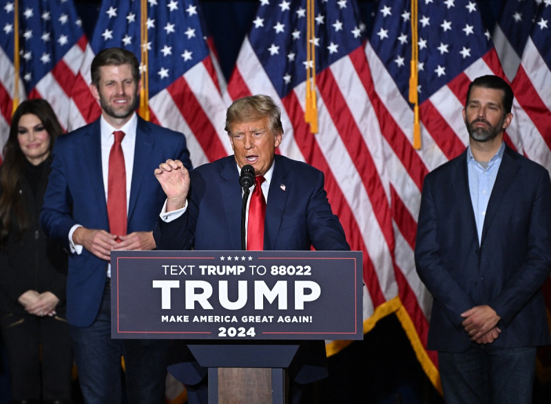 El ex presidente de Estados Unidos y aspirante presidencial republicano Donald Trump, con sus hijso Eric (segundo a la izquierda) y Donald (a la derecha), habla en una fiesta de observación durante los caucus presidenciales republicanos de Iowa en Des Moines, antier.
