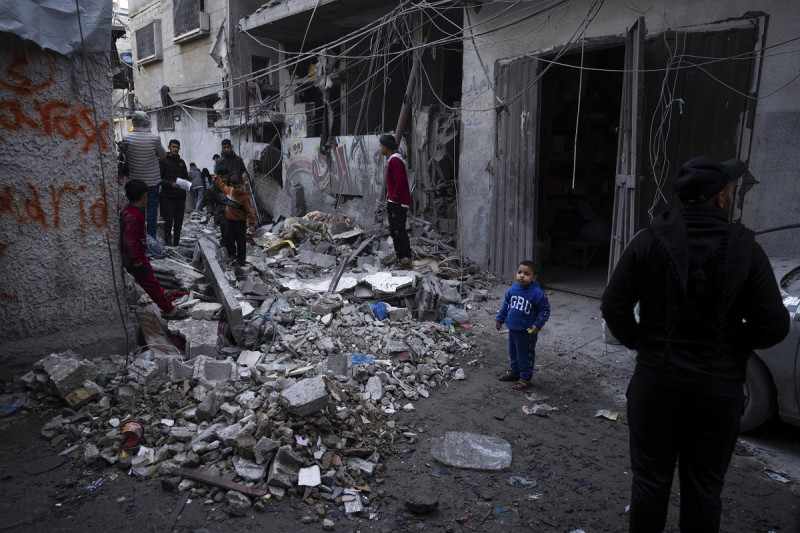 Palestinos evalúan los daños causados por un ataque israelí sobre Rafah, en el sur de la Franja de Gaza, el 17 de enero de 2024.
