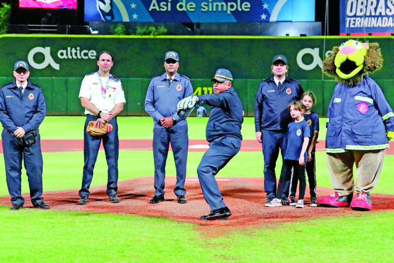 José Luis Frómeta Herasme realiza el lanzamiento de la primera bola en el partido entre Licey y Escogido.