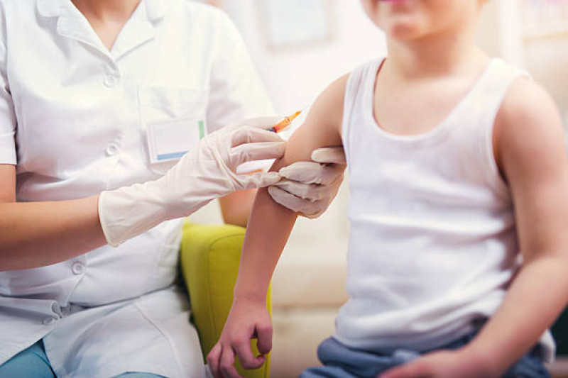 Fotografía muestra a pediatra vacuna niño.