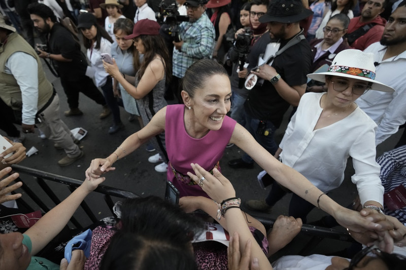 La alcaldesa de Ciudad de México Claudia Sheinbaum saluda a sus seguidores a su salida de un acto de campaña en el monumento a la Revolución en Ciudad de México, el 15 de junio de 2023. Las elecciones están previstas para el 2 de junio de 2024.