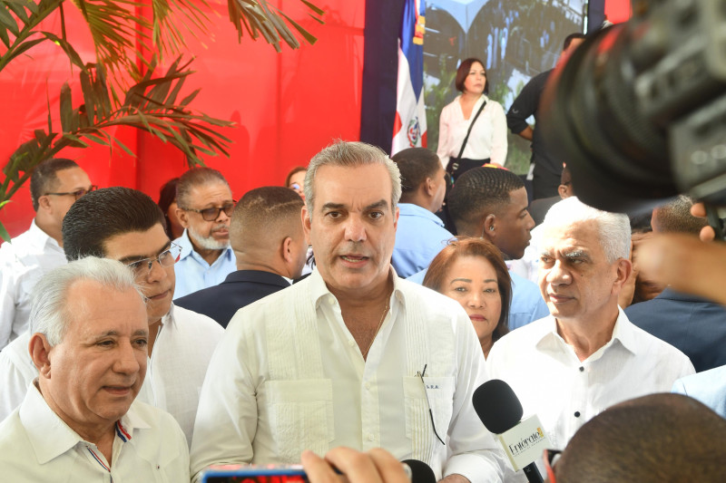 Presidente Luis Abinader durante el acto de inauguración de una planta de agua en San Luis, Santo Domingo Este.