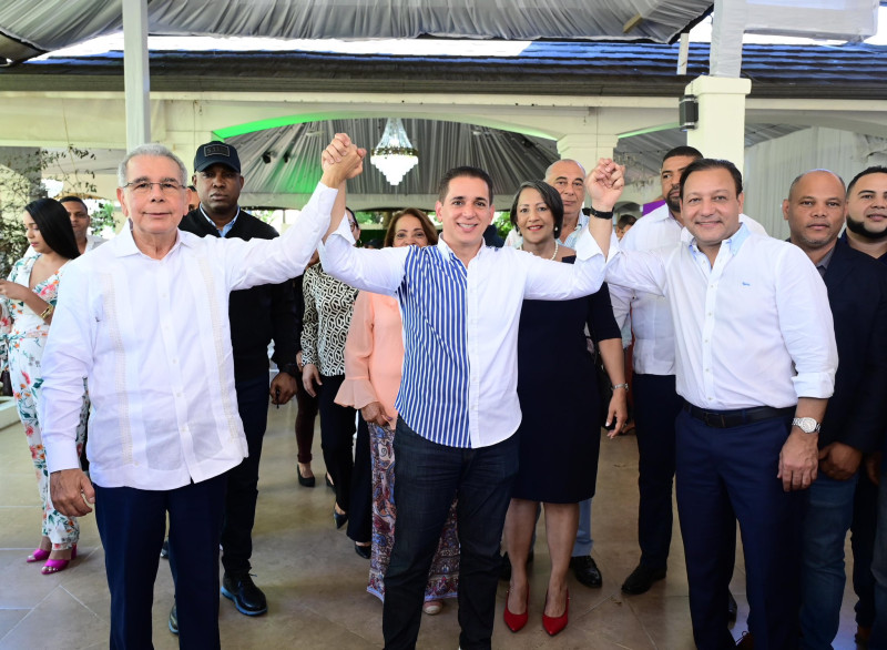 El ex presidente Danilo Medina levanta la mano a Víctor Fadul, candidato a alcalde en Santiago junto a Abel Martínez, actual alcalde y candidato presidencial del PLD.